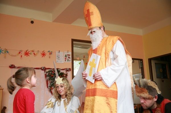 obrázek: Mikuláš naděloval a anděl četl malým pacientům