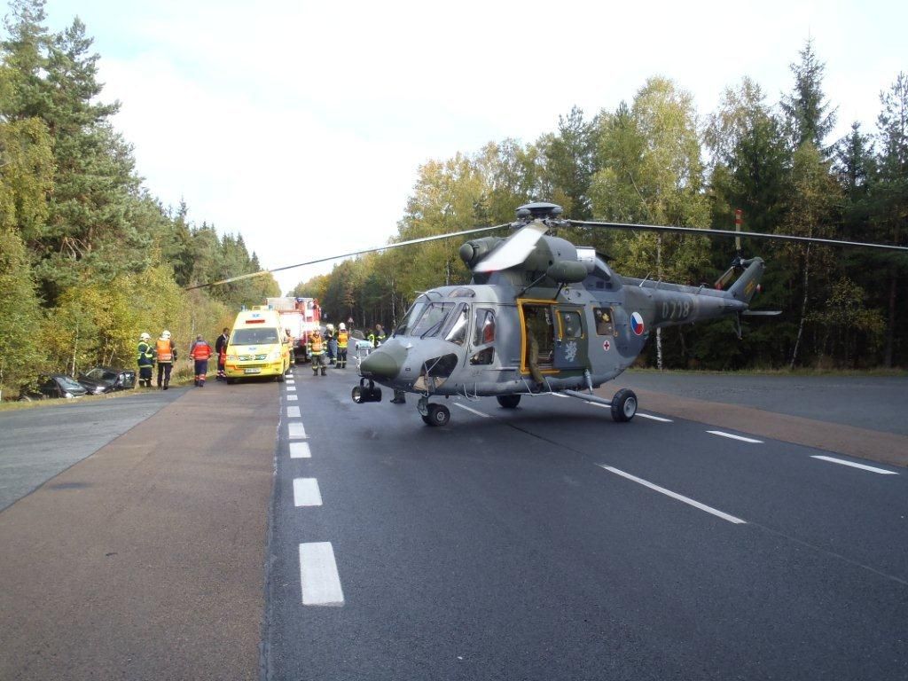 obrázek: Mladou řidičku do nemocnice transportoval vrtulník