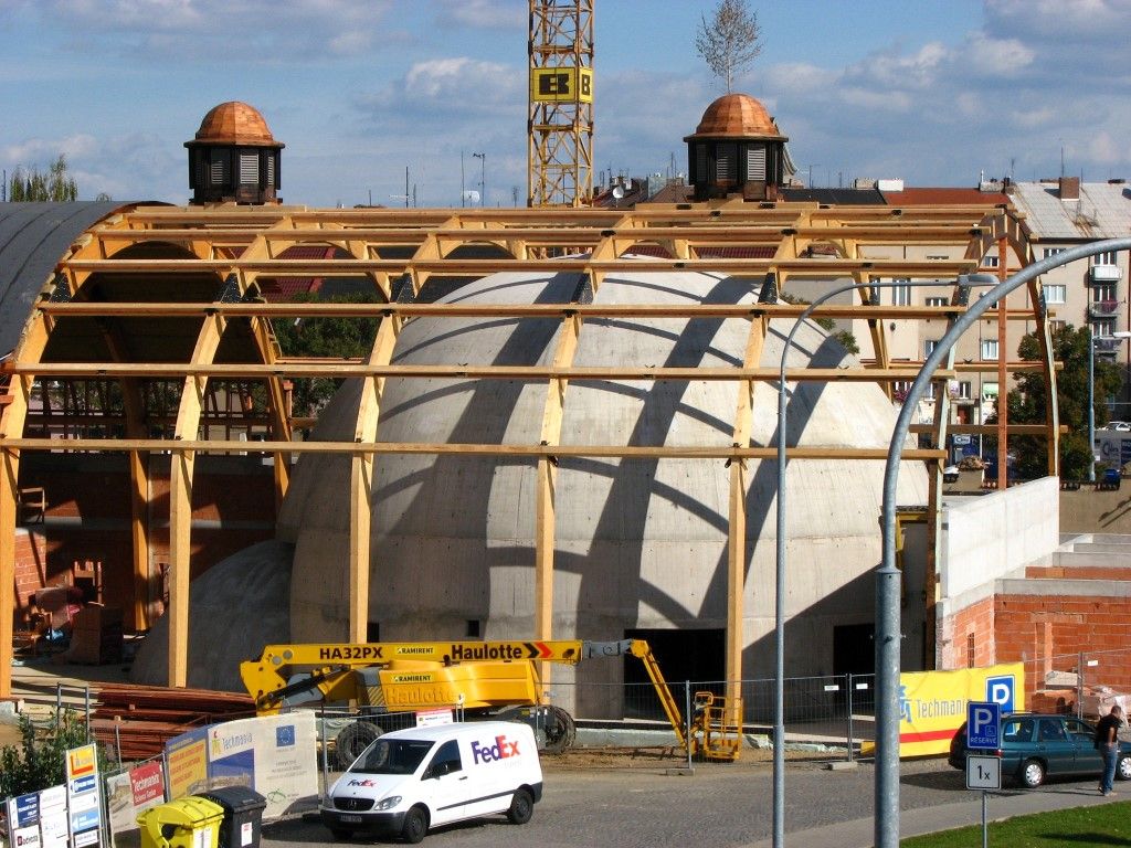 obrázek: Moderní planetárium v Techmanii má i historické dýmníky