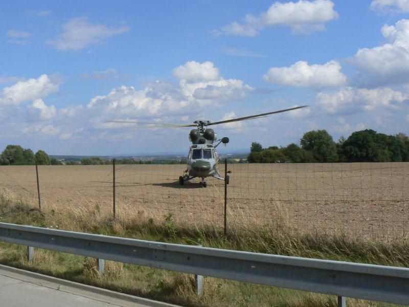 obrázek: Motorkáře transportoval do nemocnice vrtulník