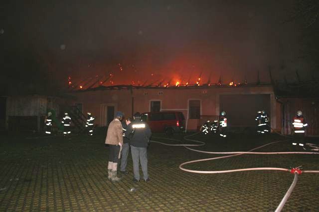 obrázek: Na Domažlicku shořela víceúčelově vybavená stodola