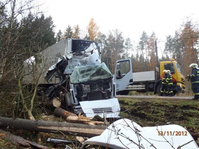 obrázek: Na Klatovsku narazil kamion do stromu 