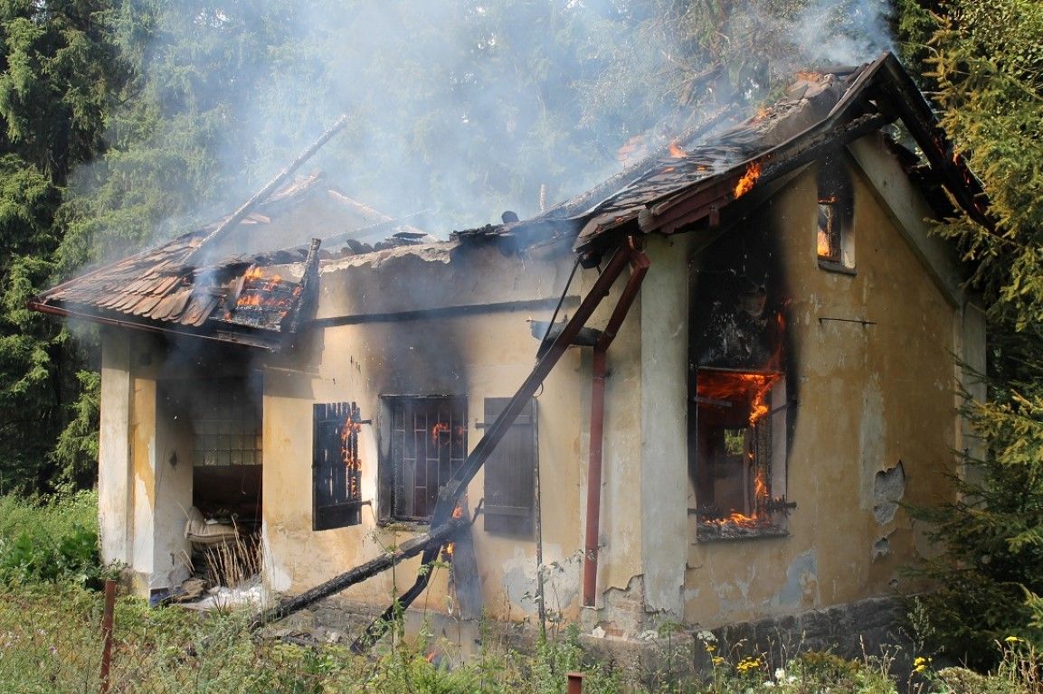 obrázek: Na Tachovsku shořel drážní domek