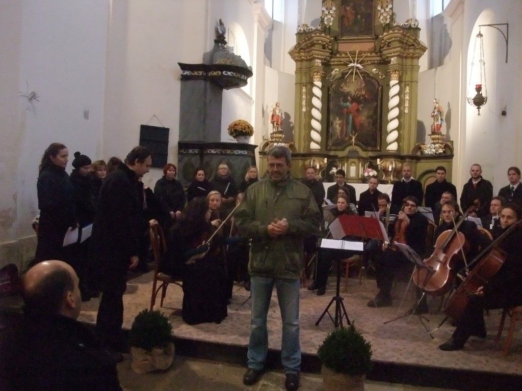 obrázek: Navzdory sněhu kostelík v Prusinách praskal ve švech