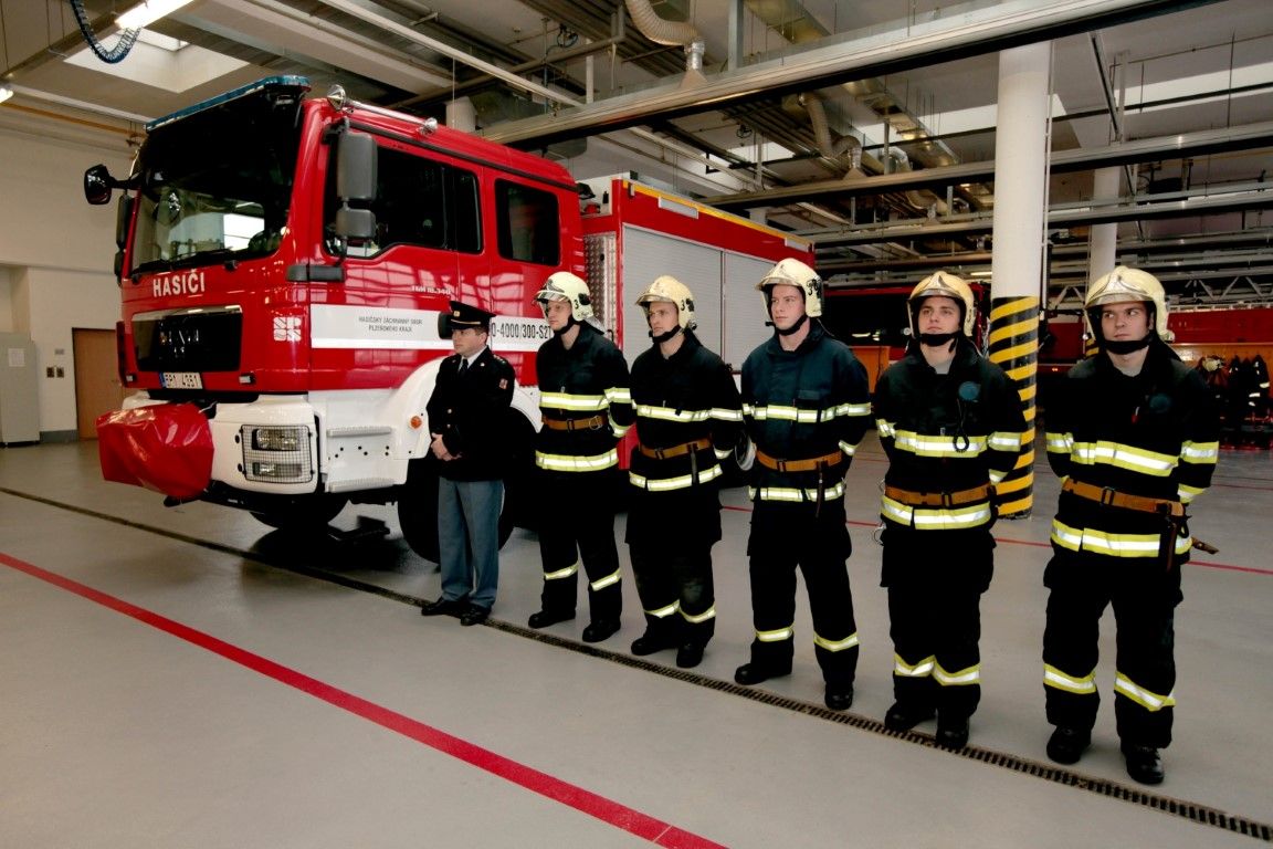 obrázek: Noví hasiči v Plzni složili slib, při přísaze dostali cisternu