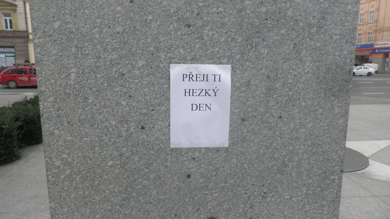 obrázek: Památník Díky Ameriko! v Plzni polepil vandal