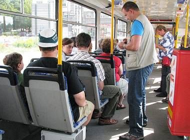 obrázek: Plzeň chce zatočit s černými pasažéry, jezdí černá tramvaj