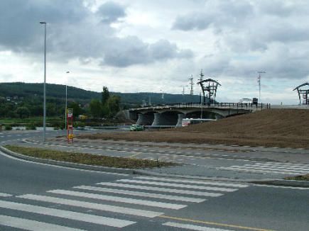 obrázek: Policisté v pátek ohlídají chodce Na Výsluní