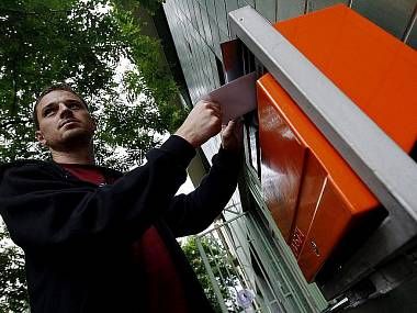 obrázek: Pošťačky už nosí kilogramy pohledů denně