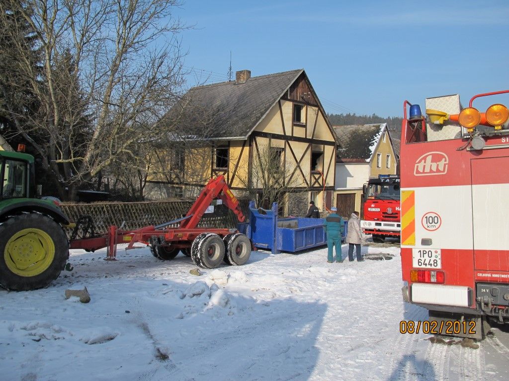obrázek: Požár historické roubenky v Rabštejně způsobila svíčka