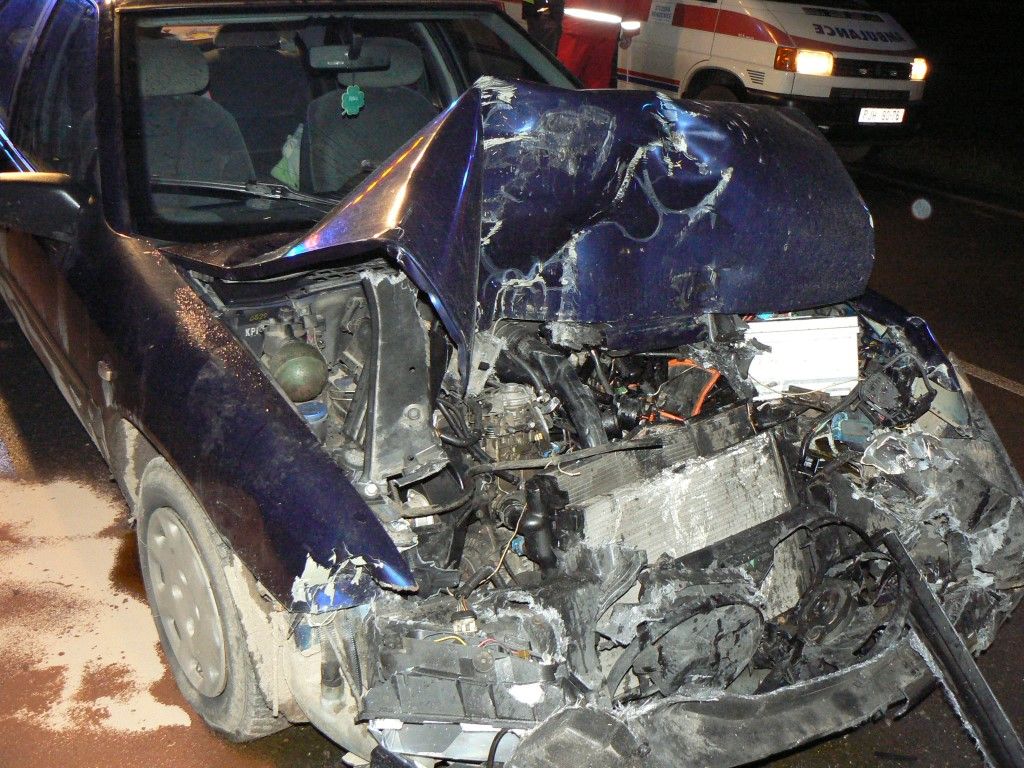 obrázek: Srážka auta s bagrem u Zbůchu: Čtyři zranění