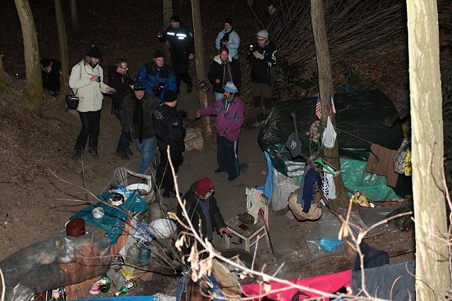 obrázek: Starosta s městskou policií nabízeli pomoc lidem bez domova