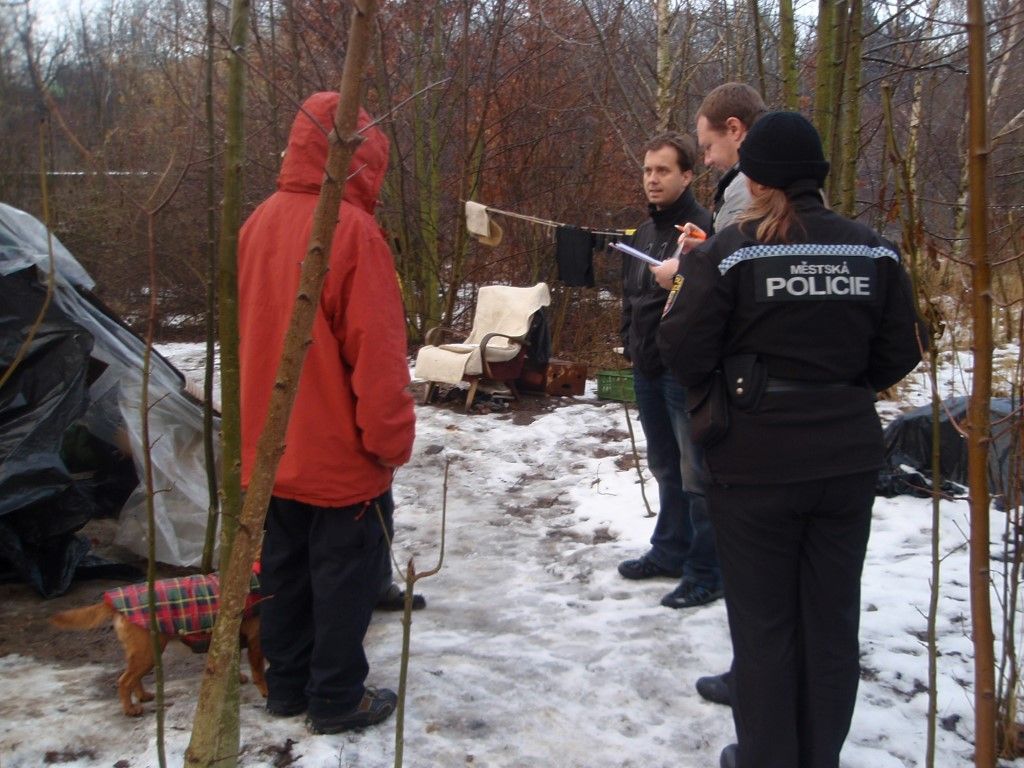 obrázek: Strážníci v Plzni varovali bezdomovce před umrznutím