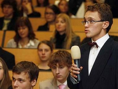 obrázek: Studenti ve středu rozhodují o budoucnosti eurozóny
