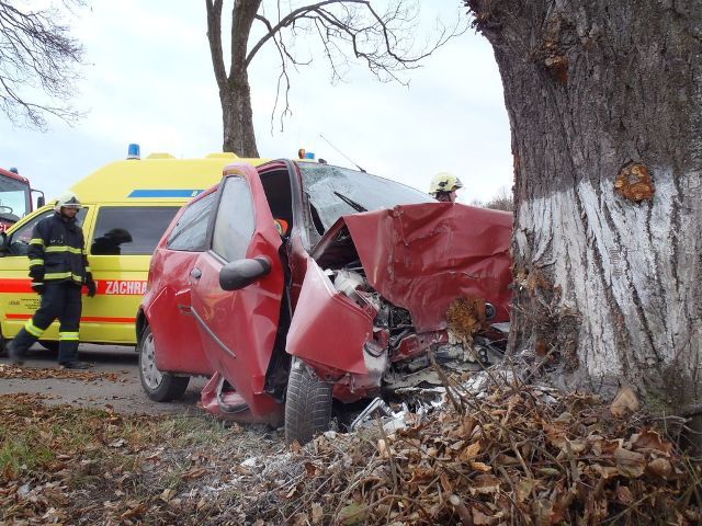 obrázek: U Kašperských Hor zůstal zaklíněn řidič v hořícím autě