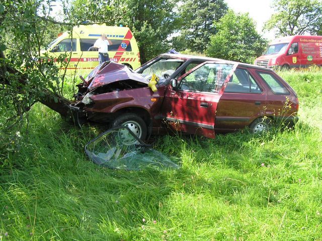 obrázek: U Kotouně hořelo po dopravní nehodě osobní auto