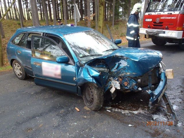 obrázek: U Nemilkova auto čelně narazilo do stromu, dvě zraněné 