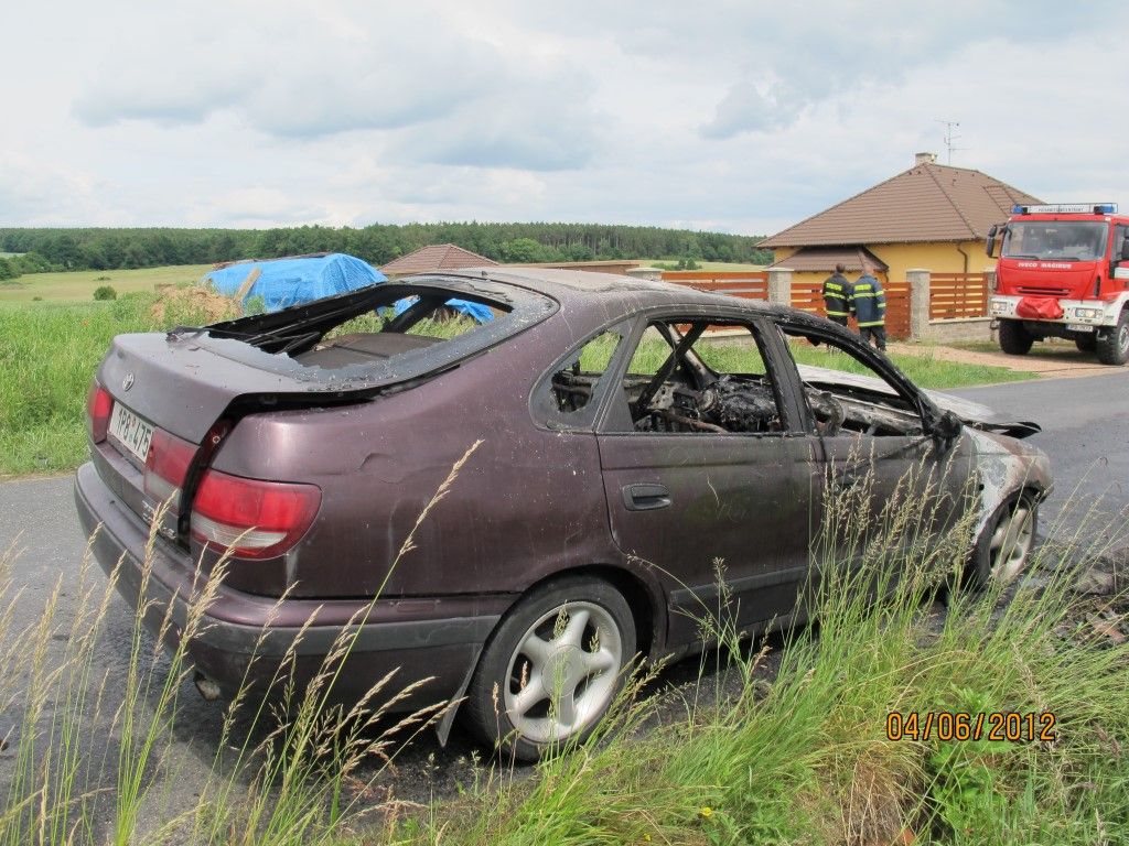 obrázek: V Blatnici shořelo osobní auto