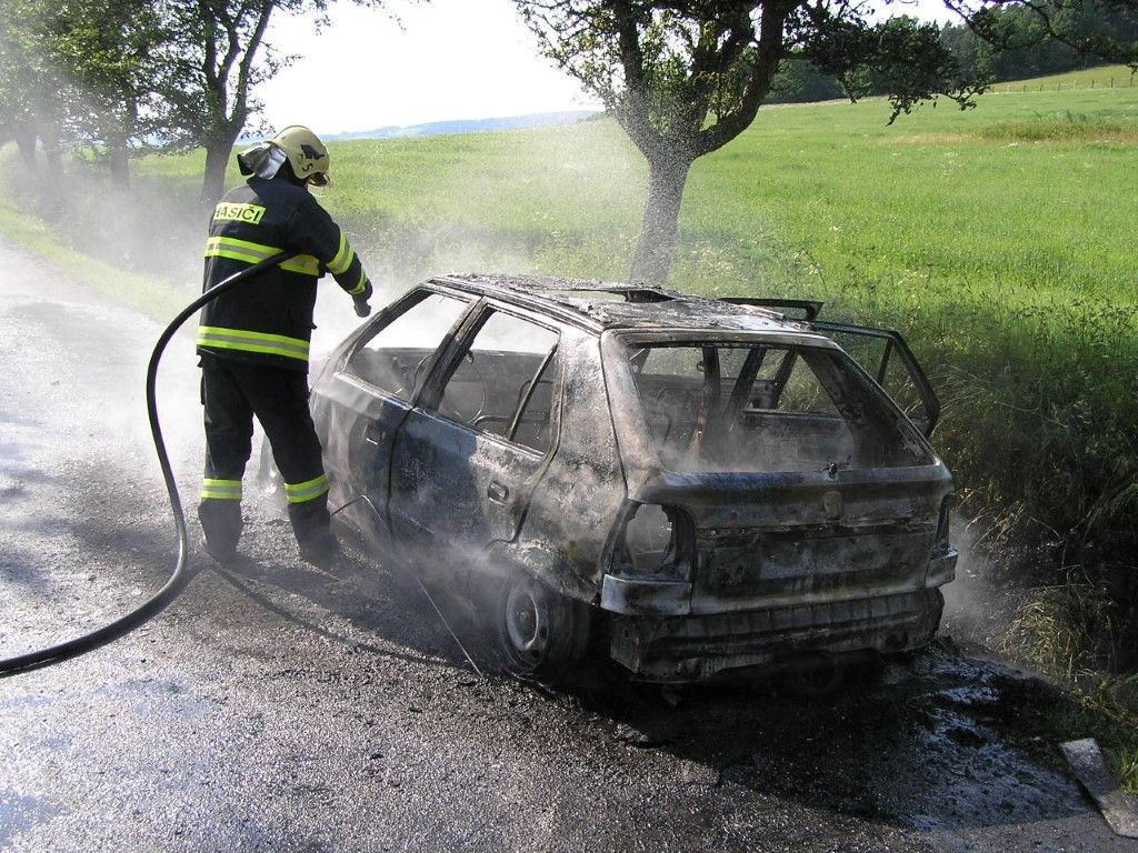 obrázek: Ve Čmelínech hořelo auto, řidič se nadýchal zplodin