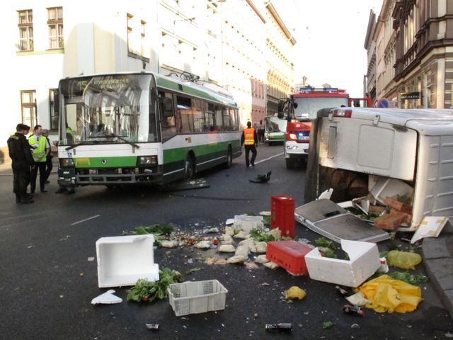 obrázek: V centru Plzně se srazil trolejbus s dodávkou 