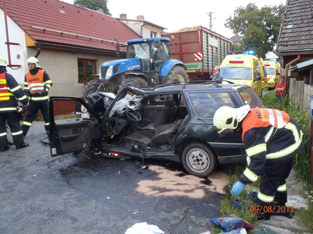 obrázek: V Číčovicích se srazil traktor s osobním autem