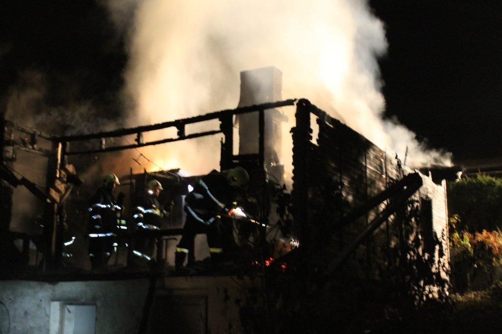 obrázek: V kempu u Hracholusek shořela chatka