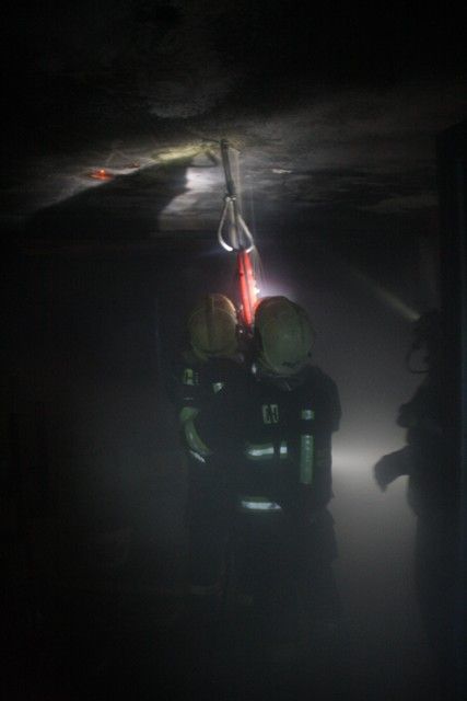 obrázek: V Nynicích shořela střecha truhlářské dílny