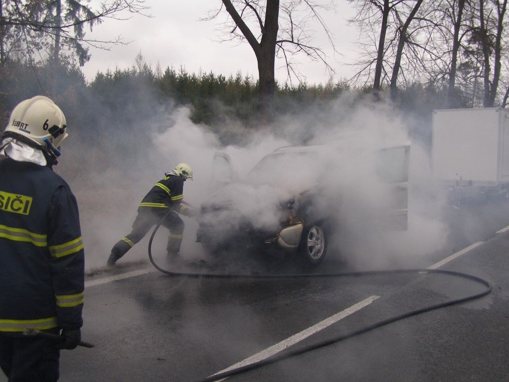 obrázek: V Plasích hořel mercedes, škoda 300 tisíc 