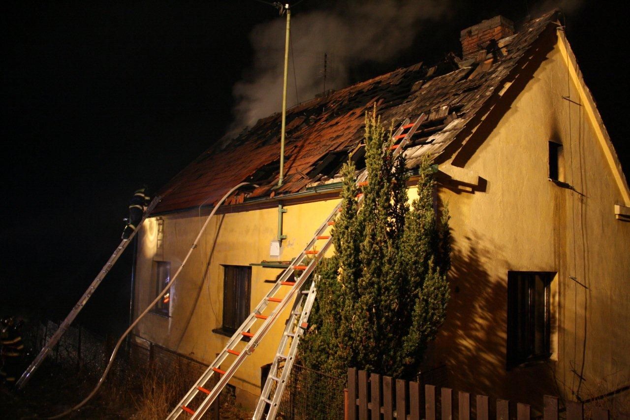 obrázek: V Plasích shořel rodinný domek, požár zničil podkroví