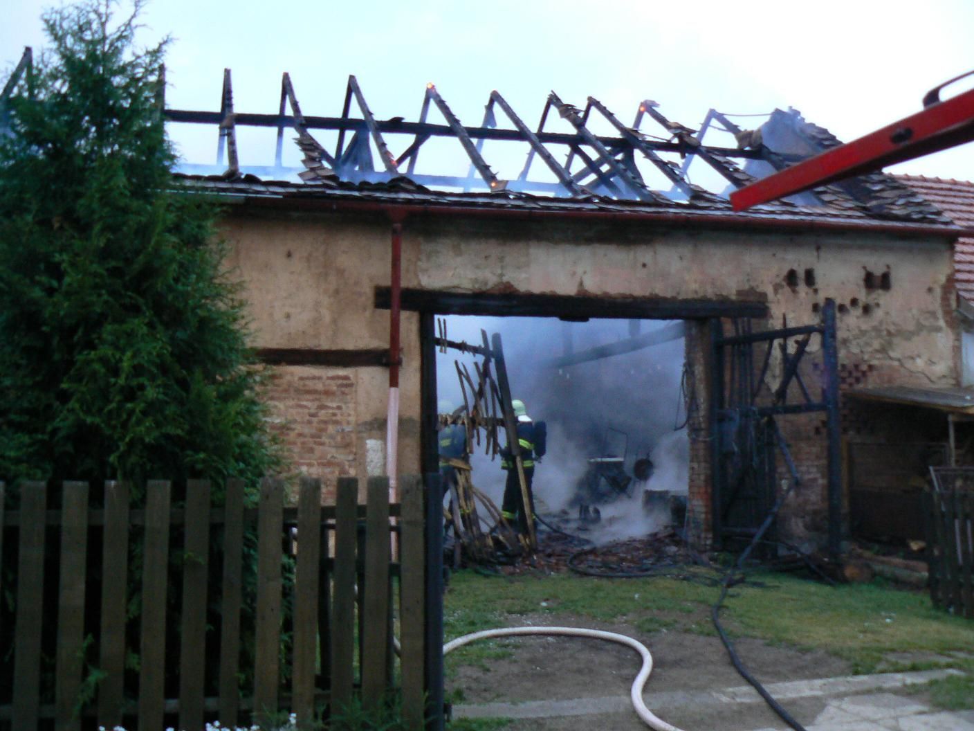 obrázek: V Semošicích shořela stodola, škoda 400 tisíc