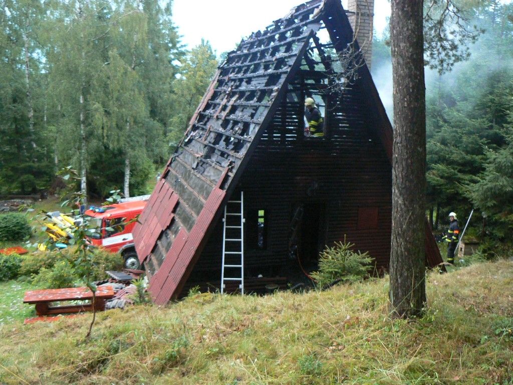obrázek: V Zavlekově na Klatovsku shořela chata po úderu bleskem 
