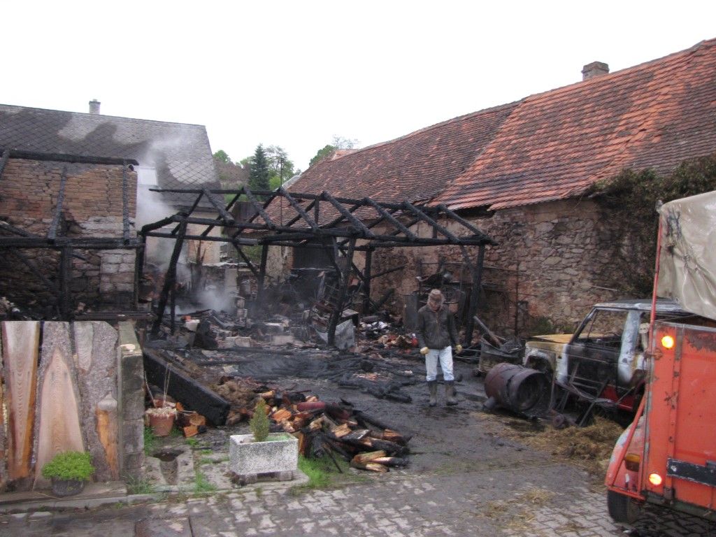 obrázek: V Zavlekově shořelo hospodářské stavení