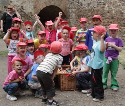 obrázek: Výlet dětí na tajemný hrad Točník