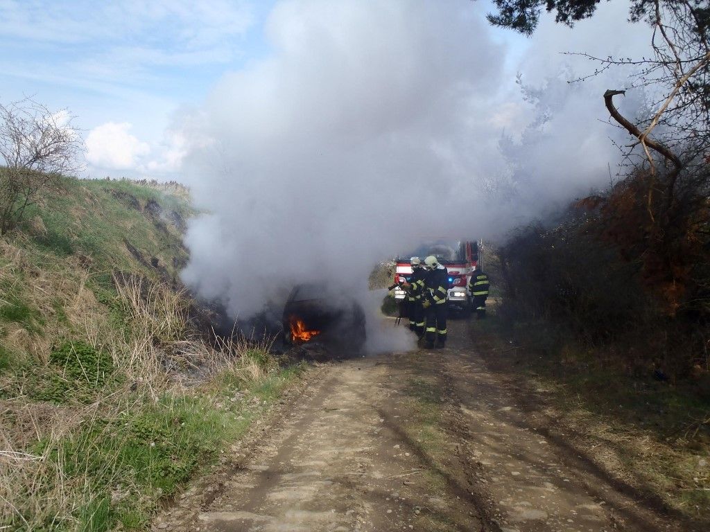 obrázek: U Blahoust hořelo auto, uvnitř nikdo nebyl