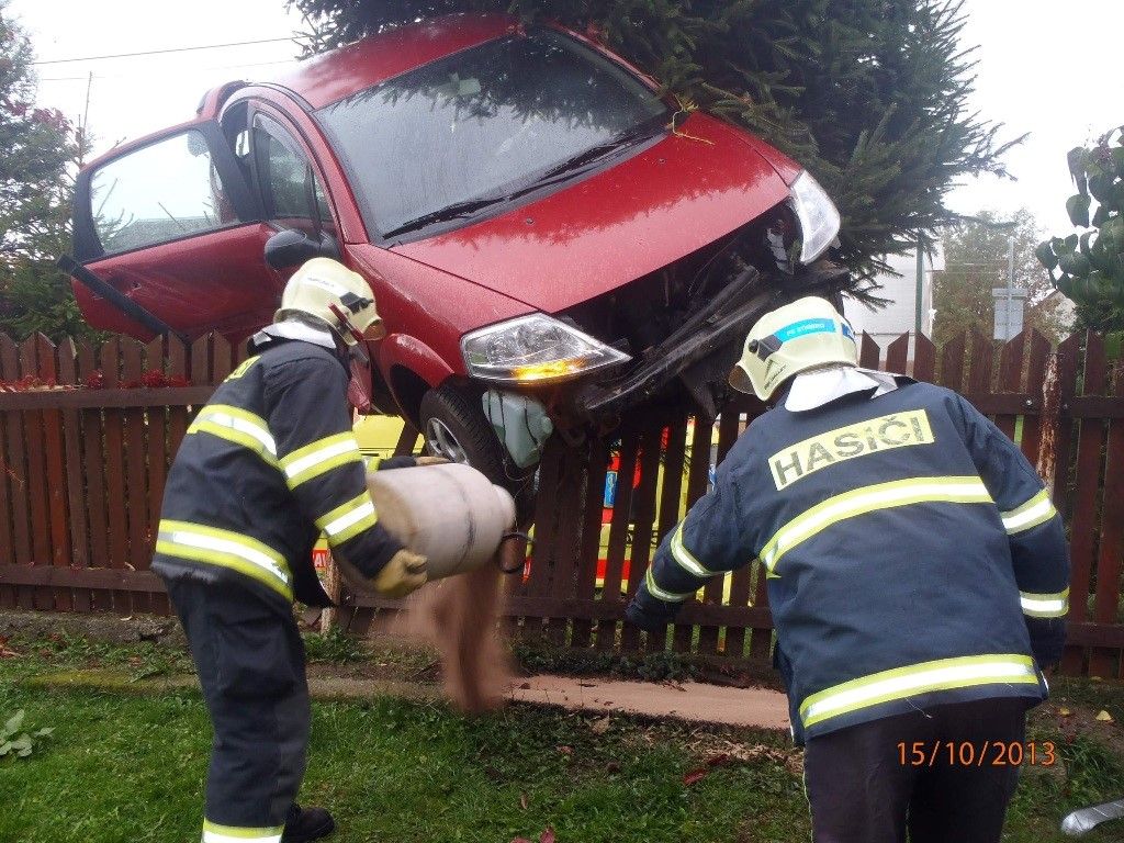 obrázek: Auto přistálo ve Víchově na stromě a plotu rodinného domu  