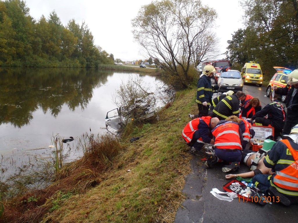 obrázek: Auto se převrátilo do rybníka na střechu, muž zemřel