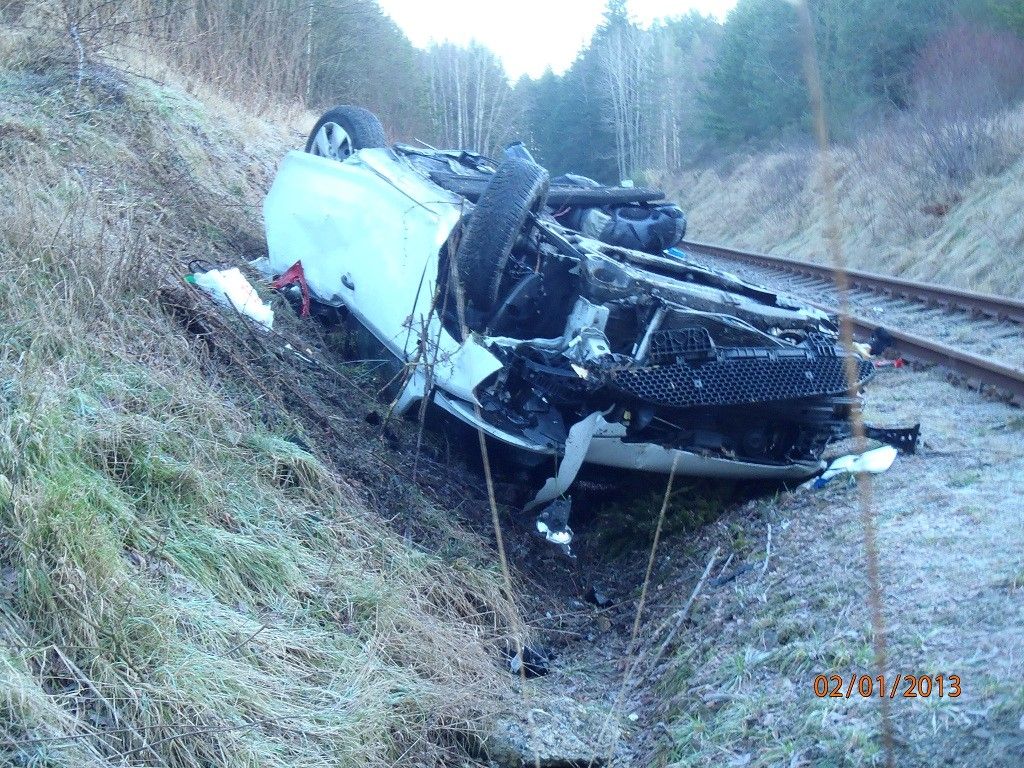 obrázek: Auto vylétlo ve středu z dálnice D5 a skončilo na kolejích 