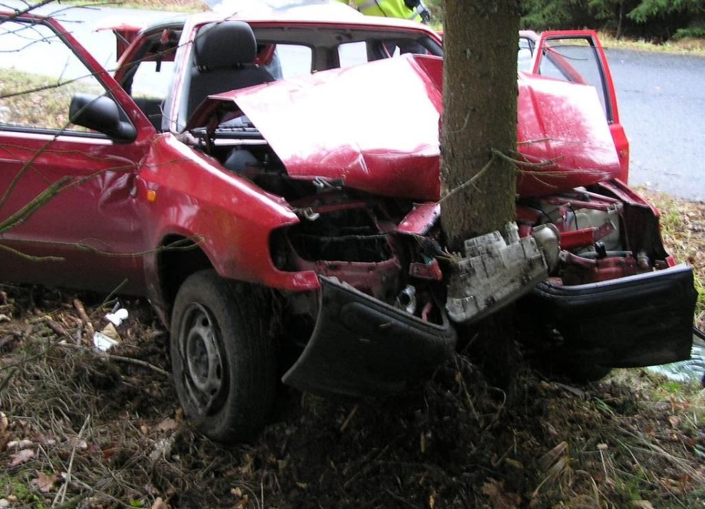 obrázek: Auto za Skašovem narazilo do stromu, tři zranění