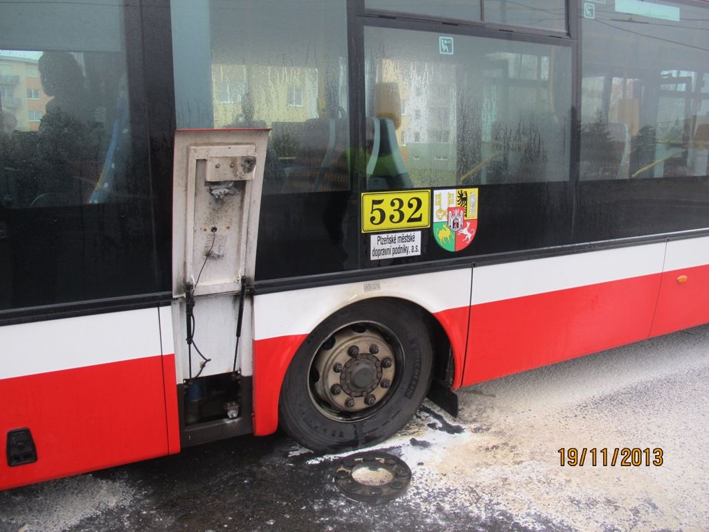 obrázek: Autobusu MHD v Plzni se za jízdy zablokovalo a vzplálo kolo