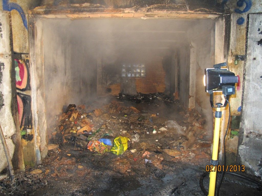 obrázek: Bezdomovec zapálil cigaretou plzeňskou garáž