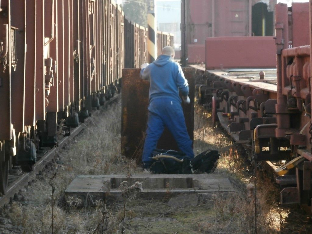 obrázek: Chtěl ukrást poklop, ale nezvedl ho. Odešel se strážníky 