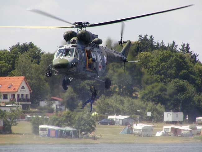 obrázek: Autobus přejel chodce a skončil v příkopu