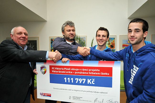 obrázek: Darida se Štípkem přivezli do Vejprnic šek z Viktoriánského srdce