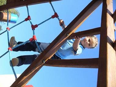 obrázek: Děti ve Vejprnicích dostaly k svátku nové Oranžové hřiště