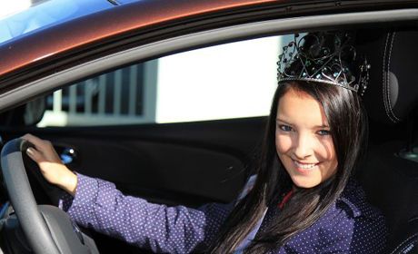 obrázek: Dívka Šumavy’13 převzala automobil a předala výtěžek z dražby korunky