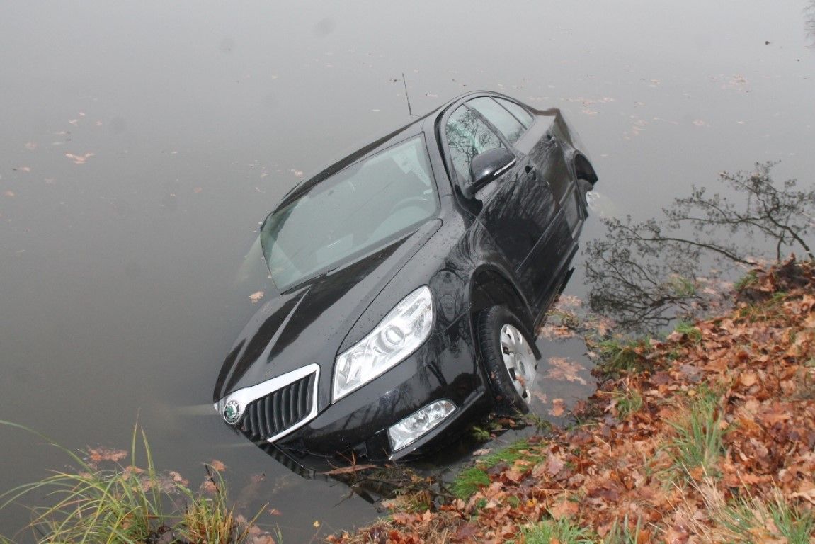 obrázek: Do rybníka u Slatiny sjelo auto, řidič vylezl