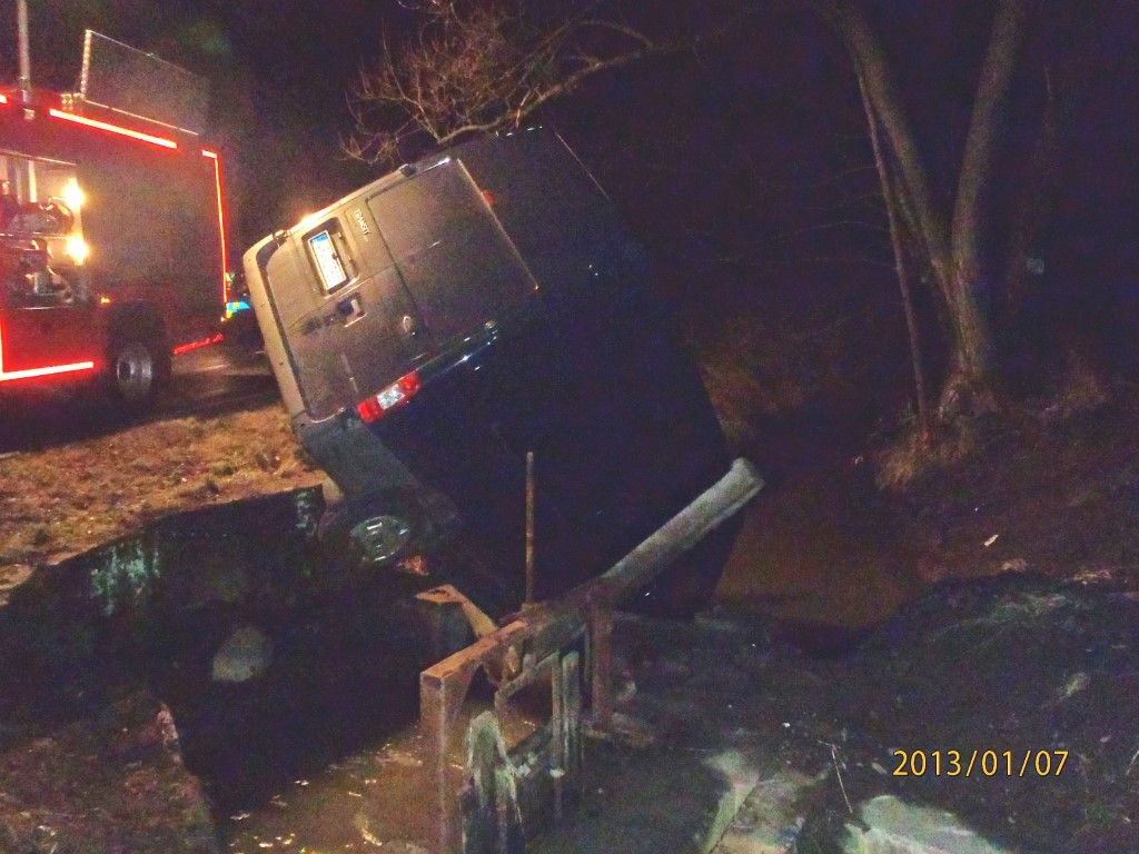 obrázek: Dodávka zůstala po střetu viset u Spáňova nad potokem