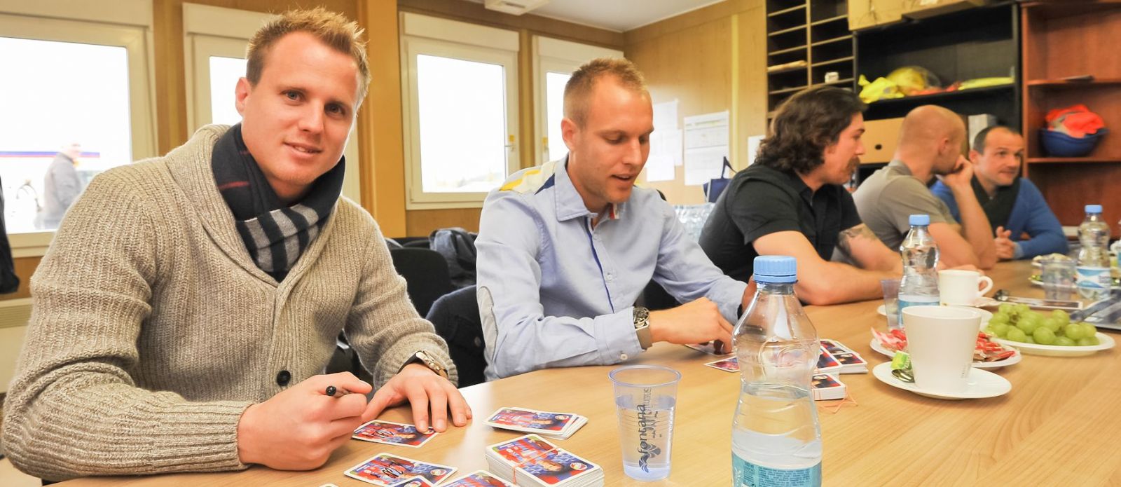 obrázek: Fotbaloví i hokejoví mistři se podepisovali na Jateční