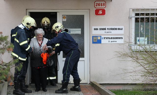 obrázek: Hasiči vyváděli z hořícího Tyflocentra nevidomé  