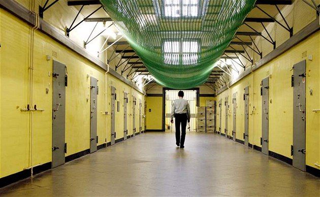 obrázek: Hromadné propouštění vězňů monitorují strážníci i policisté 